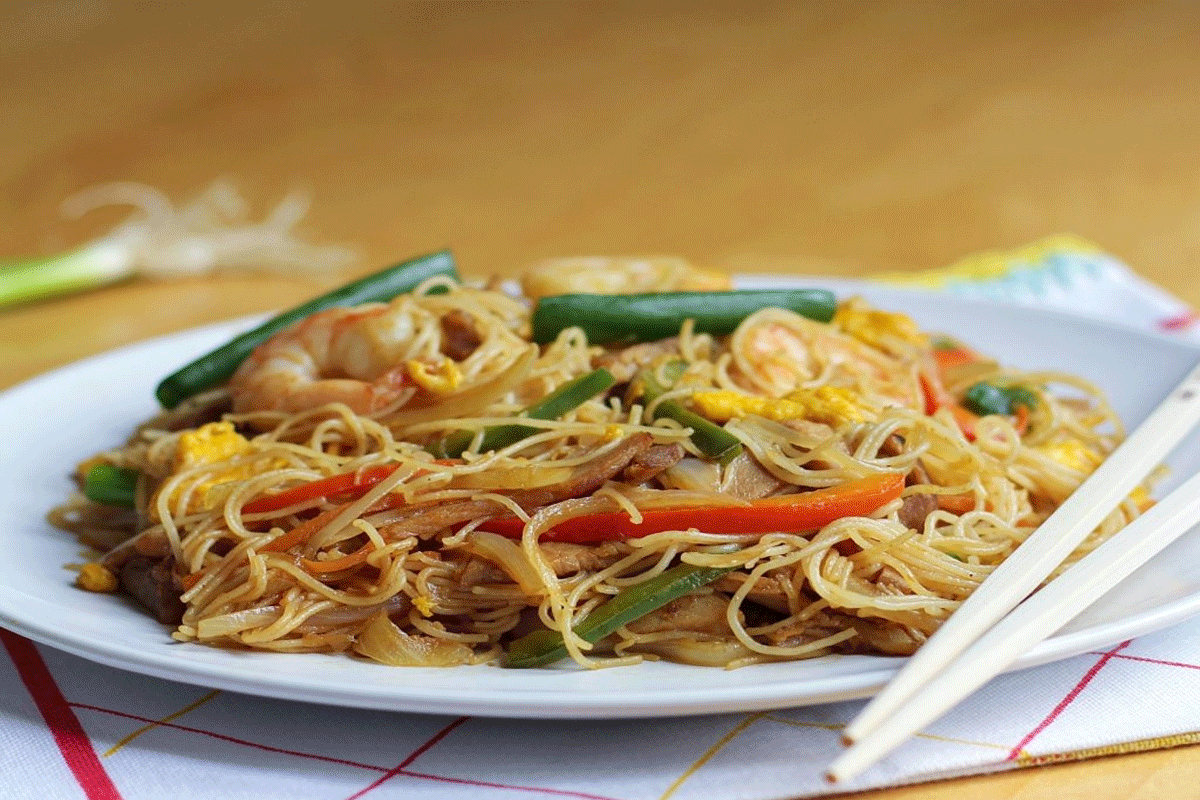 Spaghetti di riso con carne e verdure